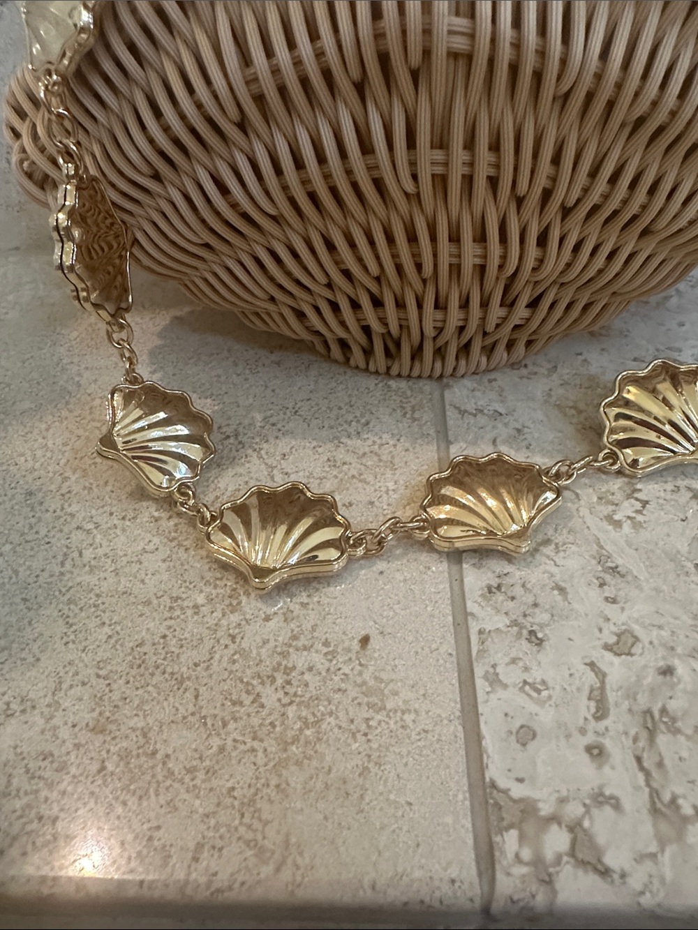 Tommy Bahama Natural Woven Straw Clutch with Gold Shells strap NEW condition - Picture 2 of 4